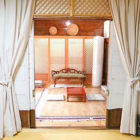 Dongmyo Hanok Sihwadang - Private Korean Style House In The City Center With A Beautiful Garden Seoul Exterior photo