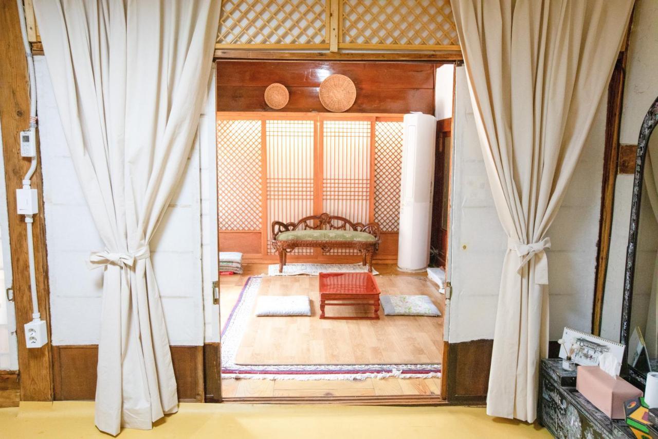 Dongmyo Hanok Sihwadang - Private Korean Style House In The City Center With A Beautiful Garden Seoul Exterior photo